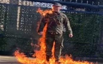 طيار عسكري أمريكي يشعل النار بنفسه أمام سفارة إسرائيل في واشنطن