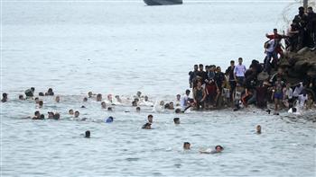 40 مغربيا يعبرون سباحة إلى مدينة سبتة