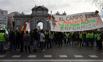 آلاف المزارعين يتظاهرون في العاصمة الإسبانية احتجاجًا على السياسات الزراعية