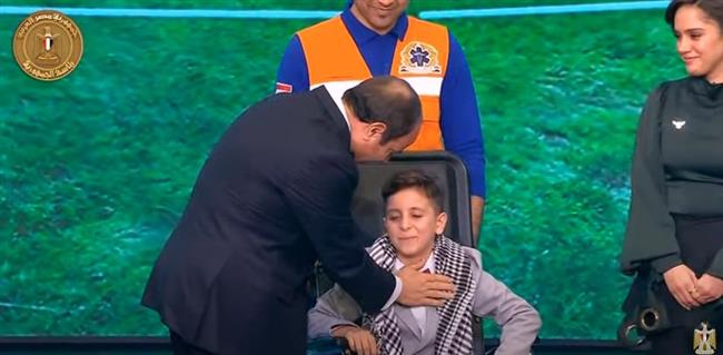 لفتة إنسانية.. الرئيس السيسي يُقبل رأس طفل فلسطيني مصاب من غزة