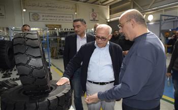 محافظ بورسعيد يتفقد خط إنتاج تصنيع الإطارات الصلبة بمصنع بيراميدز