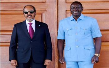 الرئيس الكيني يبحث مع نظيره الصومالي تعزيز العلاقات الثنائية بين البلدين