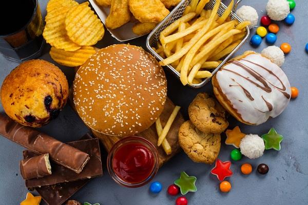 أبرزها أمراض القلب والسرطان.. دراسة تكشف 32 أثرًا ضارًا للأغذية فائقة المعالجة
