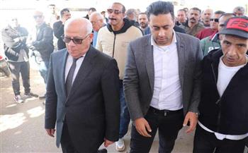 محافظ بورسعيد يتقدم صفوف المشيعين لجنازة والد النائب أحمد فرغلي ويشارك في تلقي العزاء  