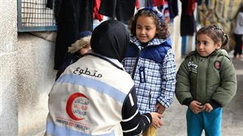 الهلال الأحمر الإماراتي يواصل توزيع الملابس الشتوية والوجبات الغذائية على أهالي غزة  