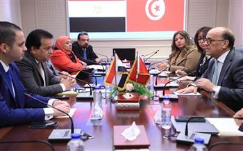 وزير الصحة يبحث مع السفير التونسي سبل التعاون