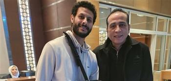 محمد الشناوي يعود إلى القاهرة بعد رحلة علاجية في ألمانيا