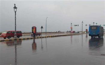 أمطار غزيرة تضرب الإسكندرية.. واستمرار حركة الملاحة في الميناء