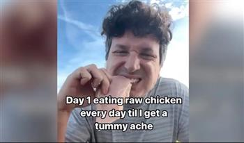 تجربة فيروسية.. رجل يأكل الدجاج النيئ كل يوم لهذا السبب (فيديو)