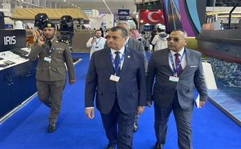 وزير الإنتاج الحربي يتفقد أجنحة الدول المشاركة في معرض الدفاع العالمي بالسعودية 