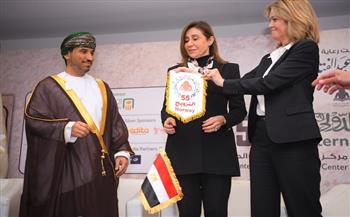 وزيرة الثقافة تسلم شارة ضيف شرف معرض القاهرة للكتاب لسلطنة عمان