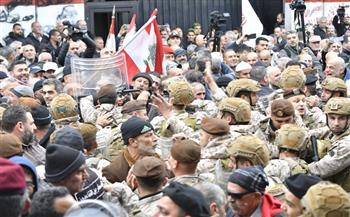 مئات العسكريين المتقاعدين في لبنان يحتجون للمطالبة بتحسين رواتبهم