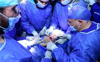 رئيس جامعة سوهاج يجري عملية جراحية دقيقة استغرقت 9 ساعات لطفلة مصابة بشلل ولادي 