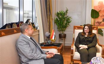 وزيرة الهجرة تبحث استفسارات واحتياجات الجالية المصرية بالكويت 