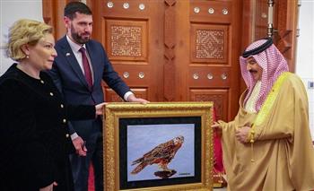ملك البحرين يستقبل وزيرة الثقافة الروسية