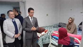 رئيس جامعة بنها يزور المرضى من الفلسطينيين داخل المستشفى الجامعي 