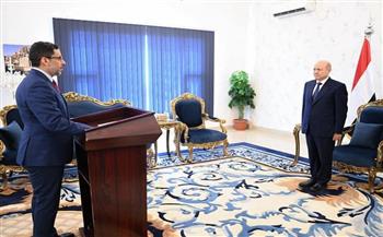 أحمد عوض بن مبارك يؤدي اليمين الدستورية رئيسا لوزراء اليمن