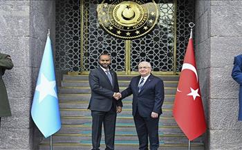 وزيرا الدفاع التركي والصومالي يبحثان العلاقات العسكرية بين البلدين