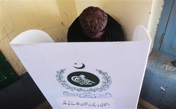 انتخابات باكستان .. منافسة شرسة على حصد المقاعد بين أنصار خان وحزب نواز شريف