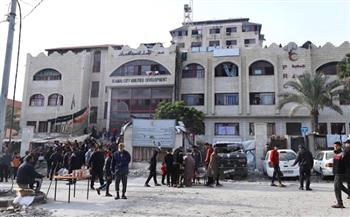 الهلال الأحمر الفلسطيني: الاحتلال اعتقل أطباء ومرافقي مرضى بمستشفى الأمل
