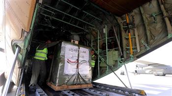 صحيفة إماراتية : الإنزال الجوي للمساعدات فوق غزة شريان حياة يعكس مستوى التنسيق مع مصر