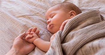 للأمهات.. 10 نصائح تساعد صغيرك على النوم