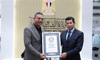 وزير الرياضة يهنئ المغامر علي عبده بتسجيل رقمه القياسي الخامس في موسوعة جينيس