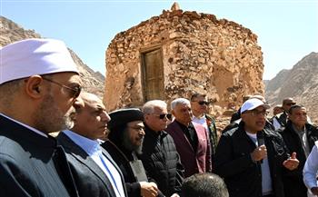رئيس الوزراء يصعد أعلى تبة هارون ويستمع لوجهة النظر الدينية والأثرية حول جبل التجلي