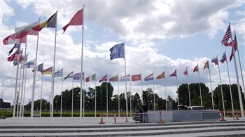 رفع العلم السويدي في مقر حلف الناتو خلال مراسم الانضمام الرسمي للحلف
