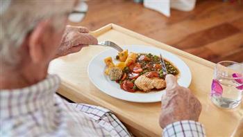 استشارية توضح 10 نصائح لتغذية كبار السن في رمضان
