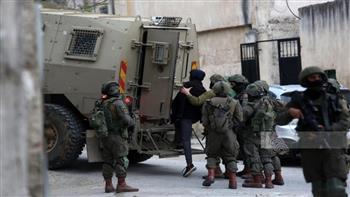الاحتلال الإسرائيلي يقتحم بيت أمر ويعتقل 5 مواطنين بينهم أسير سابق وطفل 
