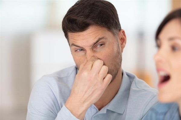 6 أسباب لرائحة الفم الكريهة .. تعرف عليها