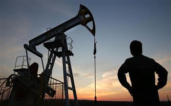 النفط يتجه لإنهاء تعاملات الأسبوع على ارتفاع بنسبة 4 في المئة
