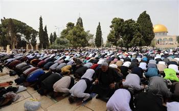80 ألفا يؤدون صلاة الجمعة الأولى من "رمضان" في المسجد الأقصى