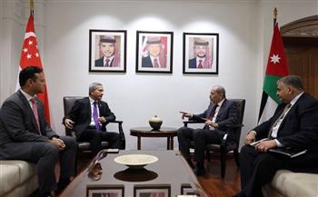 وزير الخارجية الأردني يلتقي نظيره السنغافوري