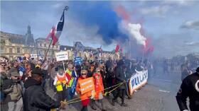 مظاهرة حاشدة في باريس ضد توريد الأسلحة وإرسال قوات غربية إلى أوكرانيا