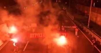 أهالي الأسرى الإسرائيليين يشعلون حرائق أمام وزارة الدفاع