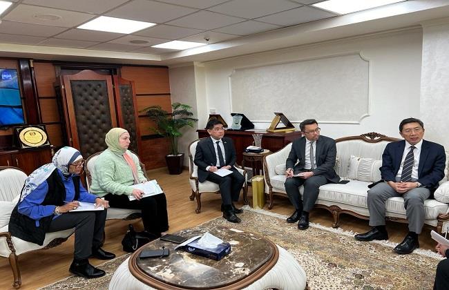رئيس «الضرائب» تبحث تعزيز التعاون الدولي وتحفيز بيئة الاستثمار مع سفير سنغافورة 