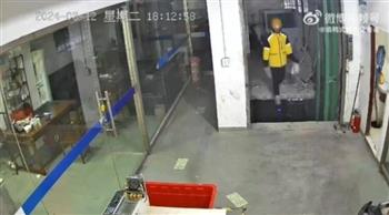 لحظة سقوط عامل في فتحة مصعد عمارة قيد الإنشاء (فيديو)