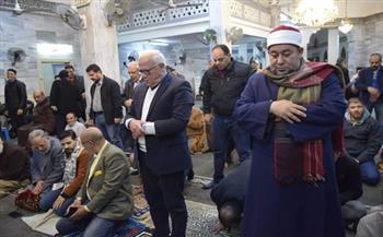 محافظ بورسعيد يشارك رواد مسجد صالح سليم صلاة التراويح 