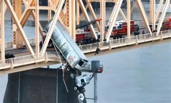 فيديو .. لحظات تحبس الأنفاس لإنقاذ سائق من شاحنة تتدلى من جسر بأمريكا