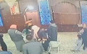 مريض نفسيًا يطعن 4 مصلين لـ العشاء في مسجد بالأردن | فيديو 