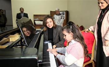 وزيرة الثقافة تحضر أولى دروس العزف على البيانو لطفلة «قادرون باختلاف»