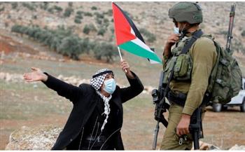 الفلسطينيون متمسكين بالأرض رغم عدم امتلاك الأسلحة