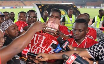  رئيس سيمبا التنزاني يوزع مكافآت التأهل لربع نهائي دوري الأبطال داخل الملعب