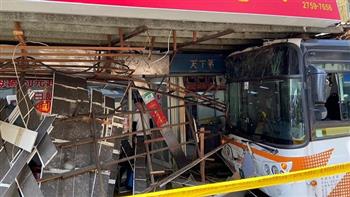 مصرع 14 شخصا وإصابة 37 في حادث طريق بالصين 
