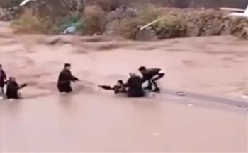 فيديو مروّع للحظة انجراف شخصين في مياه السيول بالعراق