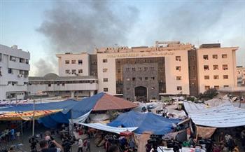 تصاعد أعمدة الدخان جراء القصف الإسرائيلي بمحيط مجمع الشفاء في غزة