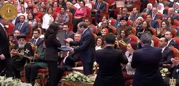 مايا مرسي تقدم هدية تذكارية للرئيس خلال احتفالية يوم المرأة المصرية