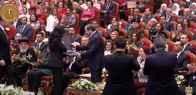 مايا مرسي تقدم هدية تذكارية للرئيس خلال احتفالية يوم المرأة المصرية